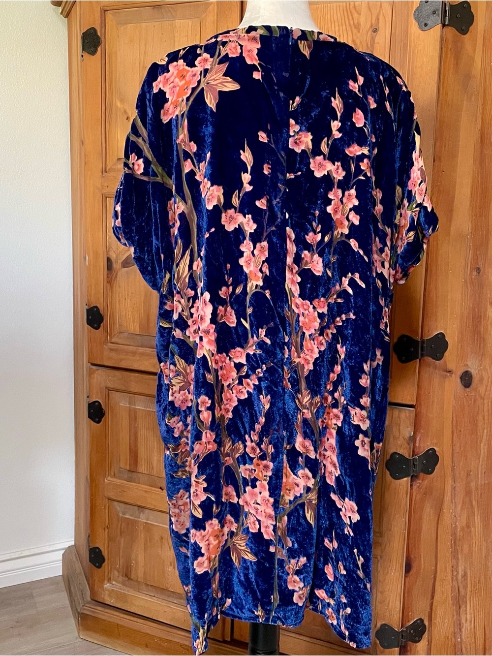 Glamorous - European brand Floral Velvet Dress - Picture 3 of 7